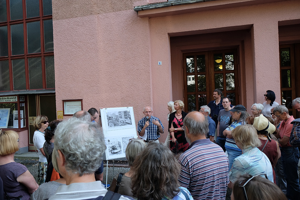 Herr Reich zeigt Bilder der Straßenbahn 51