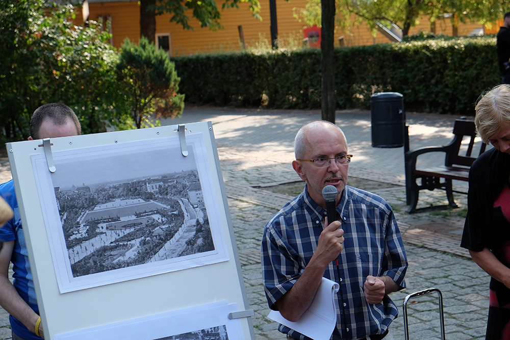 Herr Reich erklärt ein Foto des Parks aus den 1930er Jahren
