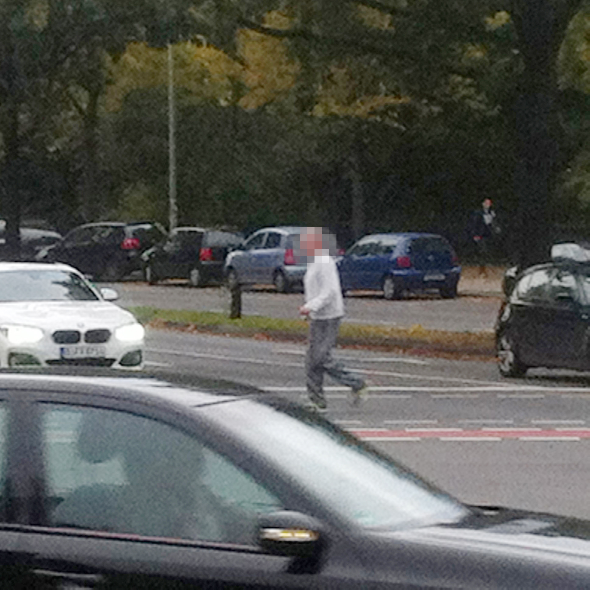 Jogger zwischen Autos auf der Kreuzung