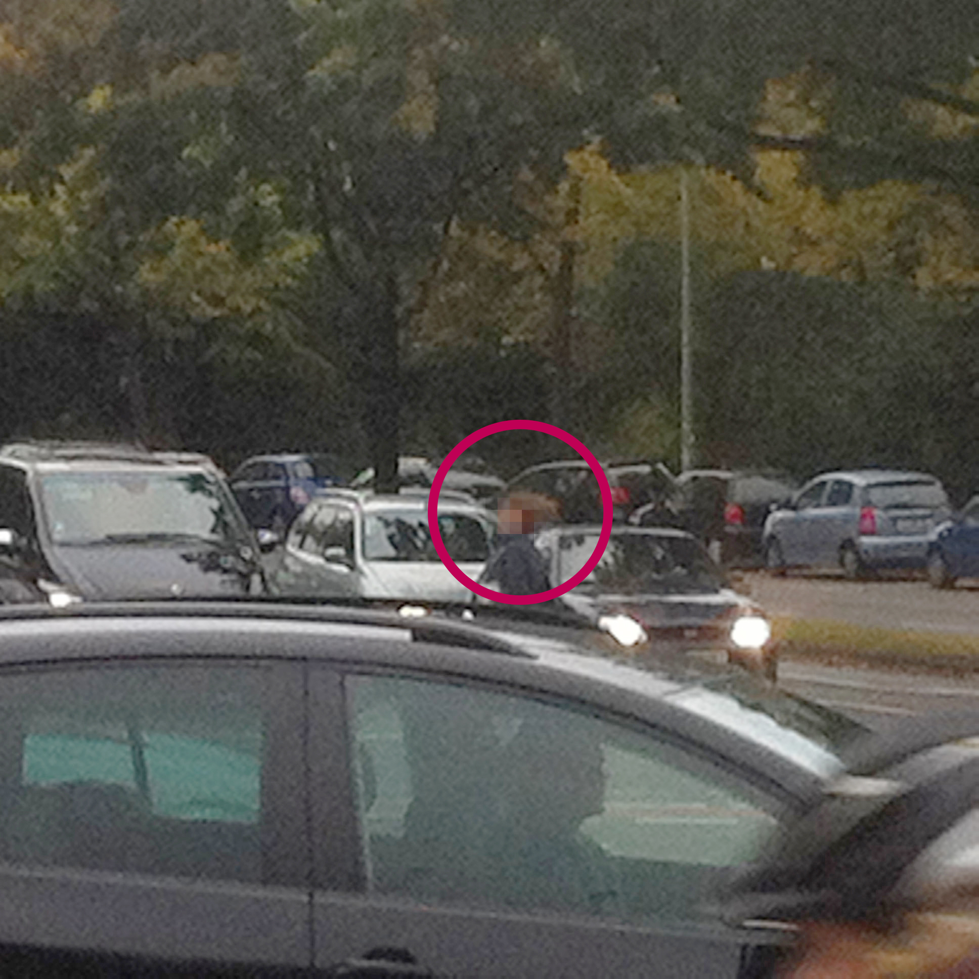 Jogger zwischen Autos auf der Kreuzung